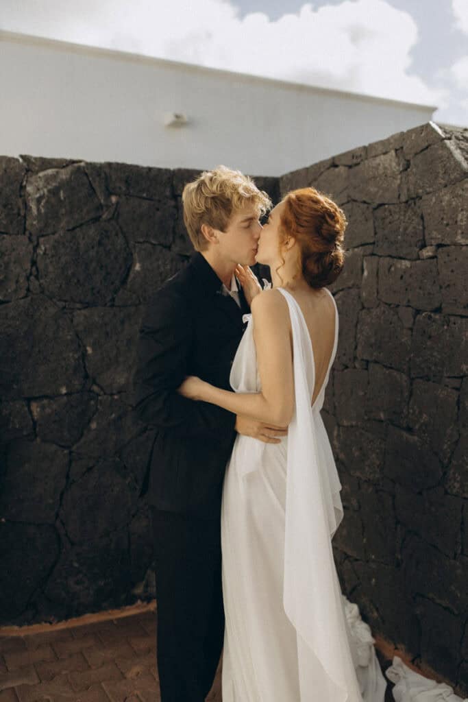 Veronika Haas bei einem romantischen Strandengagement auf Lanzarote, umgeben von Lavafelsen, bei Son.