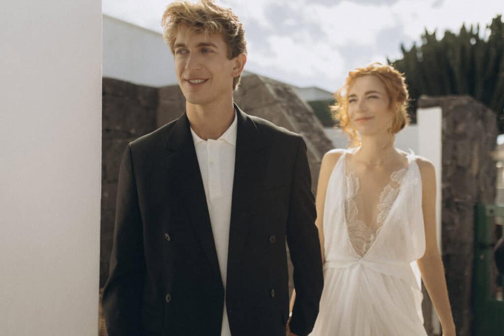 Veronika Haas bei einem intimen Engagement am Strand von Lanzarote, perfekt für unvergessliche Momen.