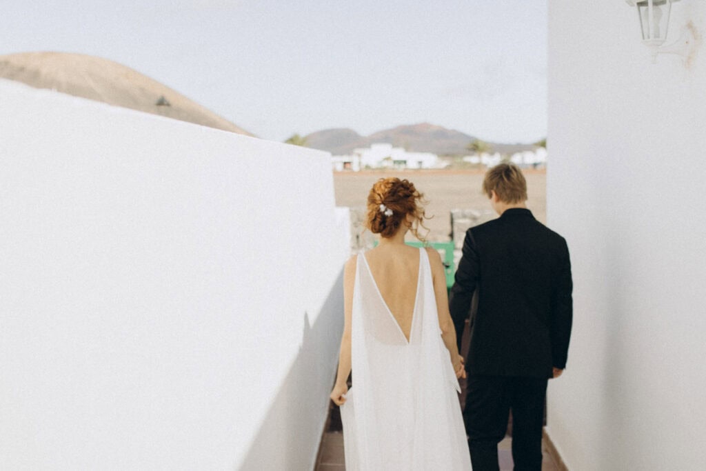 Veronika Haas und Partner beim intimen Strandengagement auf Lanzarote.
