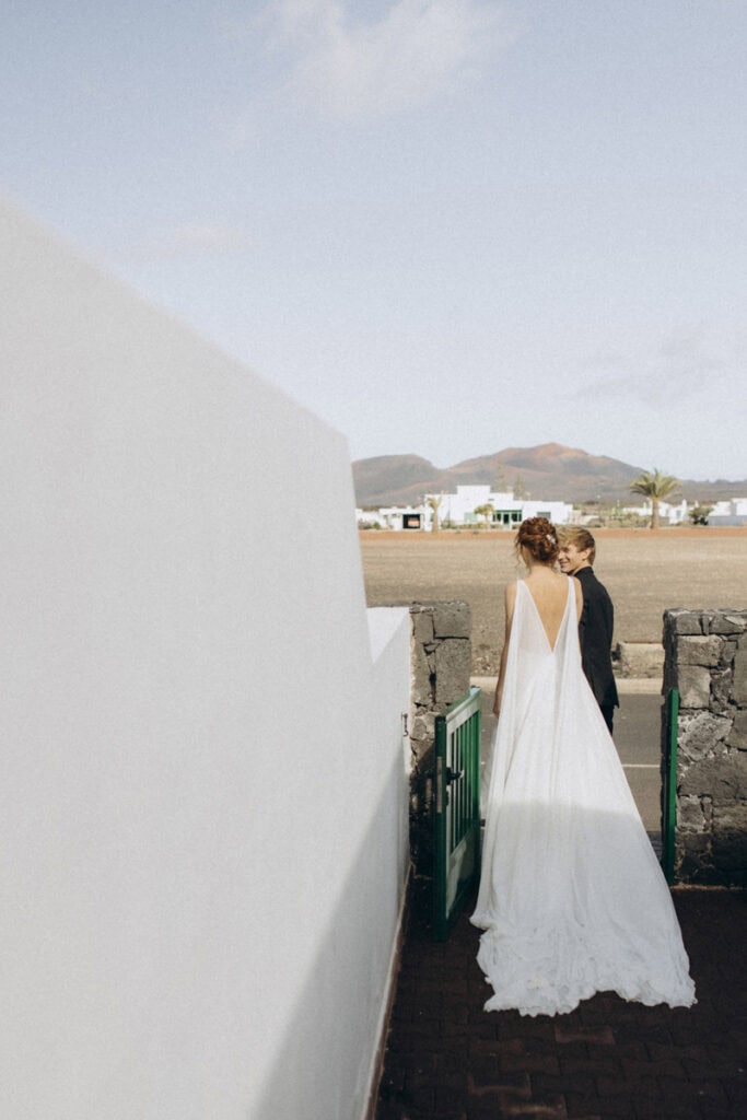 Veronika Haas beim intimen Hochzeitsmoment am Strand von Lanzarote, mit Blick auf das Meer und die V.
