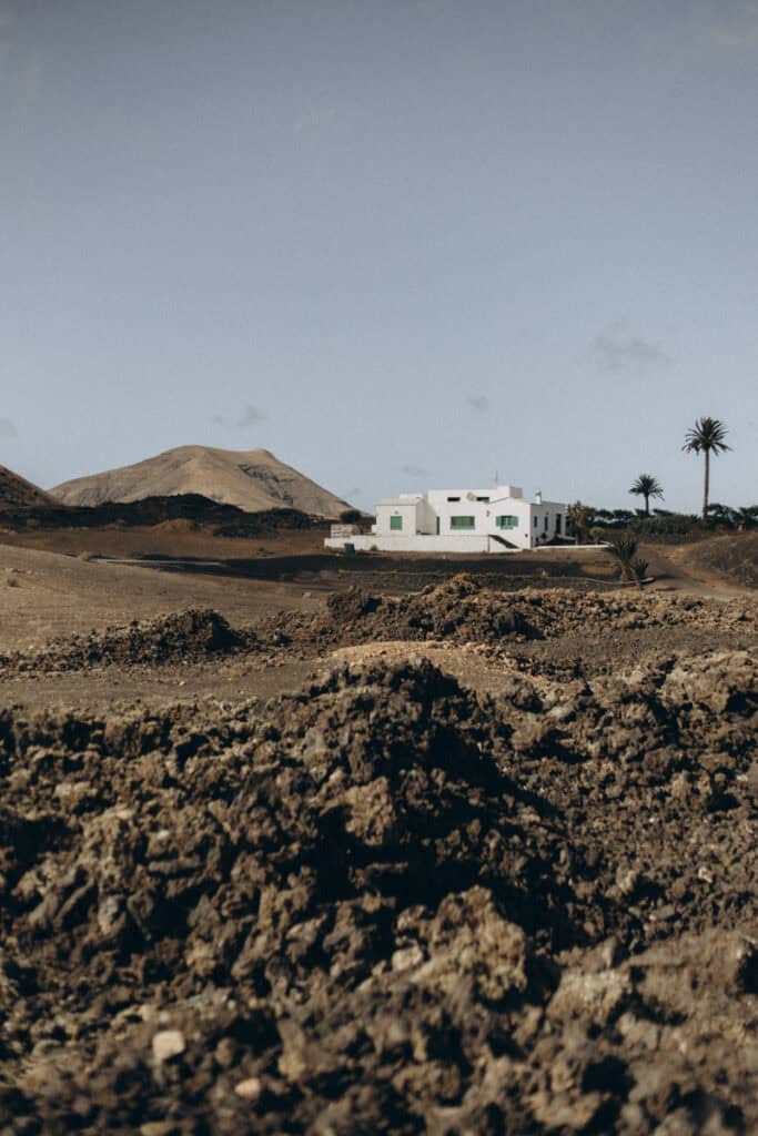 Veronika Haas am Strand von Lanzarote während eines intimen Engagements.