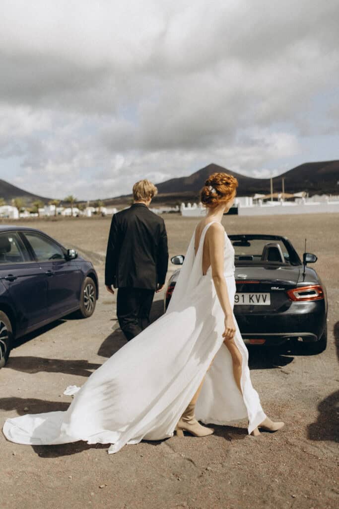 Hochzeitspaar am Strand Lanzarote, Veronika Haas, in eleganter Hochzeitskleidung.