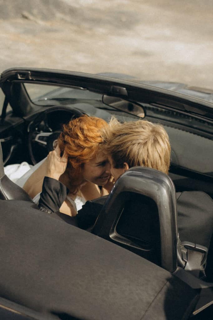 Veronika Haas und Partner im Cabrio am Strand von Lanzarote, romantisches Engagement bei Sonnenunter.