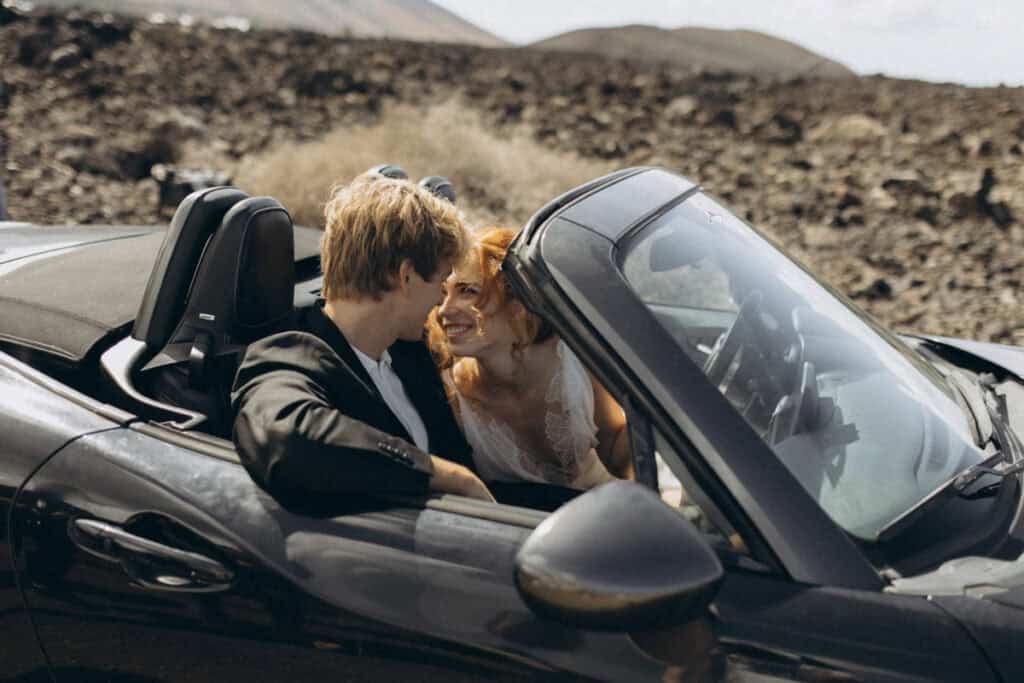 Veronika Haas bei intimer Strandverlobung auf Lanzarote, romantisches Paar im Cabrio, Naturkulisse,.