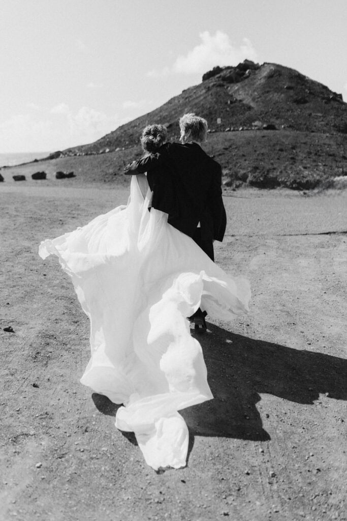 Veronika Haas beim intimen Engagement am Strand von Lanzarote, mit Blick auf den Vulkan im Hintergru.