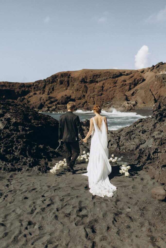 Veronika Haas im weißen Hochzeitskleid am Strand von Lanzarote, bei intimer Hochzeitsfeier.
