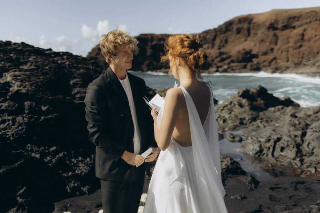 Veronika Haas bei einem intimen Heiratsantrag am Strand von Lanzarote.