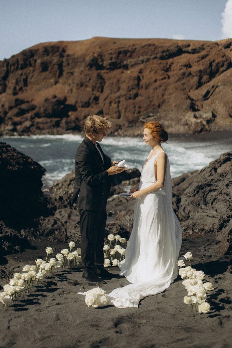 Veronika Haas bei einer Strandhochzeit, romantische Zeremonie am Meer.
