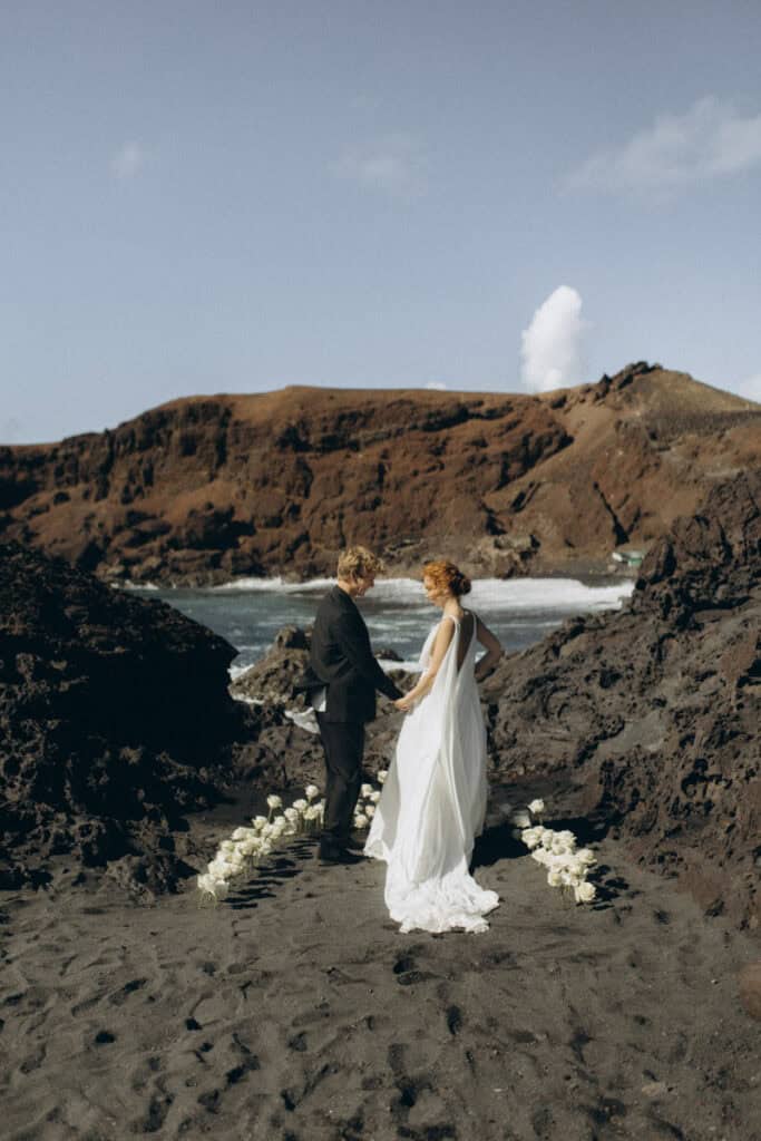 Veronika Haas im Hochzeitsoutfit am Strand von Lanzarote, bei intimer Engagement-Fotosession.