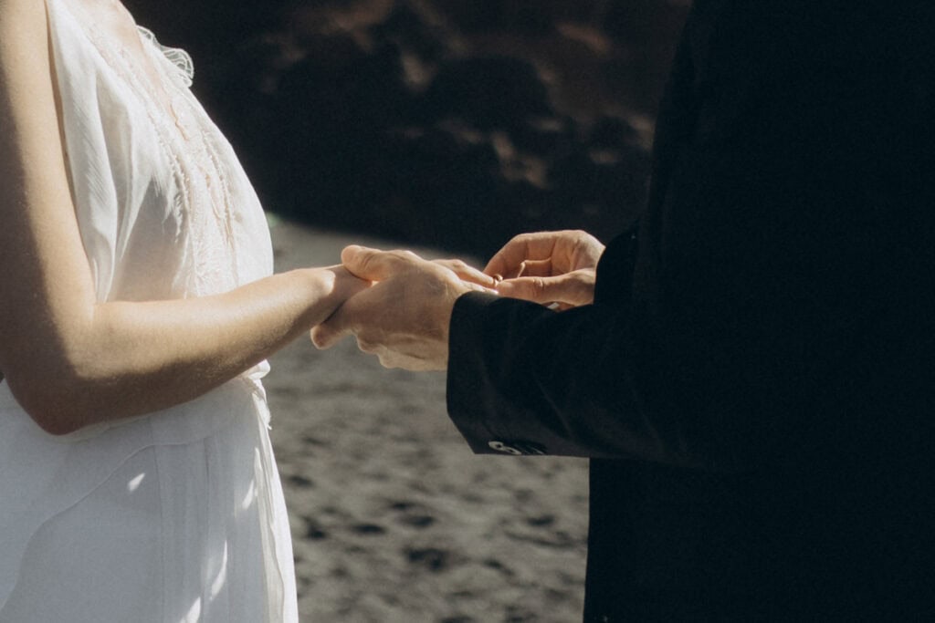 Veronika Haas bei ihrem intimen Strand-Engagement auf Lanzarote.