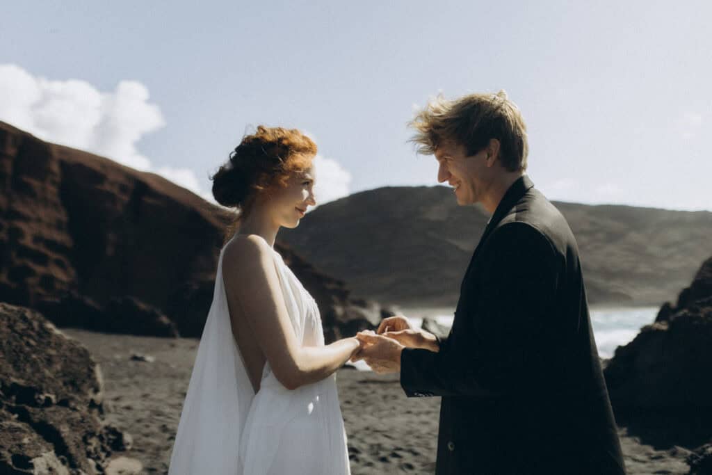 Veronika Haas bei einem intimen Heiratsantrag am Strand von Lanzarote.