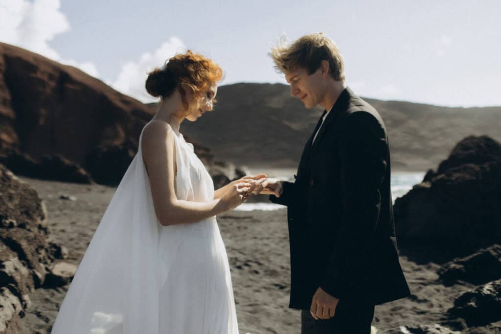 Veronika Haas bei ihrem intimen Strand-Engagement auf Lanzarote, umgeben von vulkanischer Landschaft.