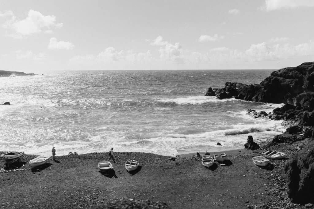 Veronika Haas am Strand von Lanzarote während eines intimen Engagements.
