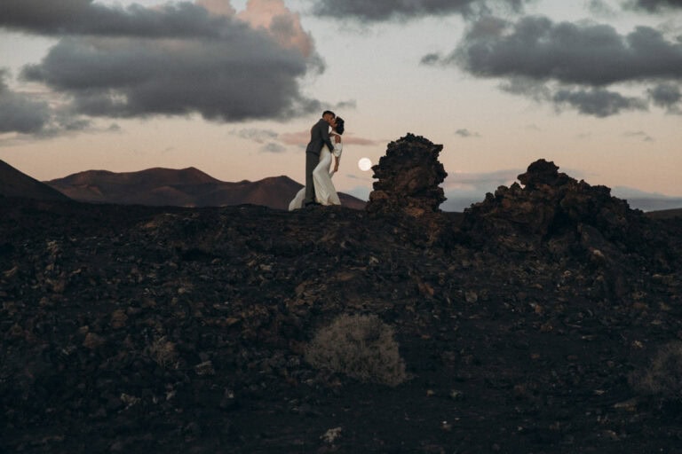 Mikro Wedding Veronika Haas bei einer kleinen, romantischen Hochzeit in der Natur, umgeben von zarten Blumenarrang