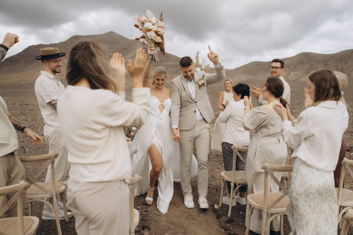 Veronika Haas bei ihrer Hochzeit im Freien, umgeben von Freunden und Familie.